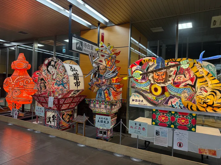 新青森站，有青森不同城市的展品。