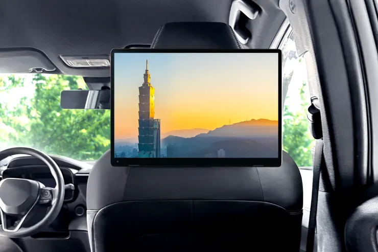 螢幕為台灣計程車市場中的最大尺寸（12.5 吋）與最高解析度（2K、Wide-QXGA，409.6 萬畫素）