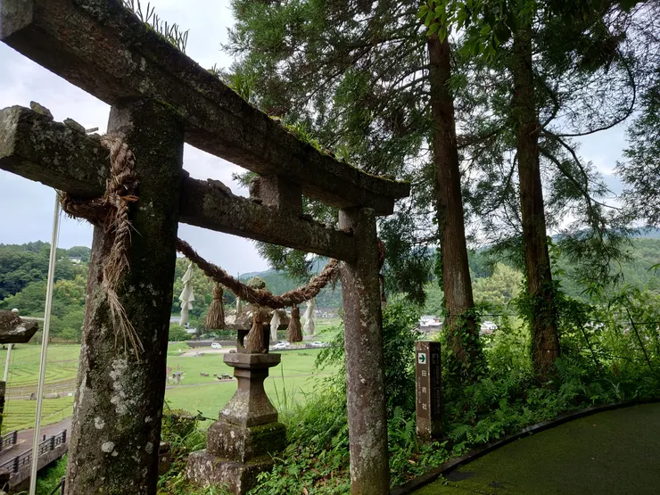 古樸的鳥居和石燈籠