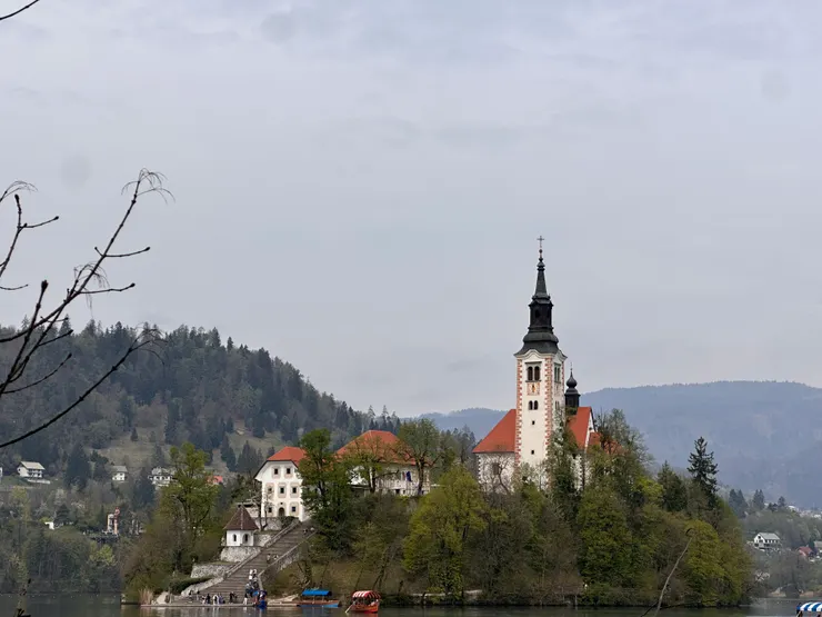 再次回到湖邊散步