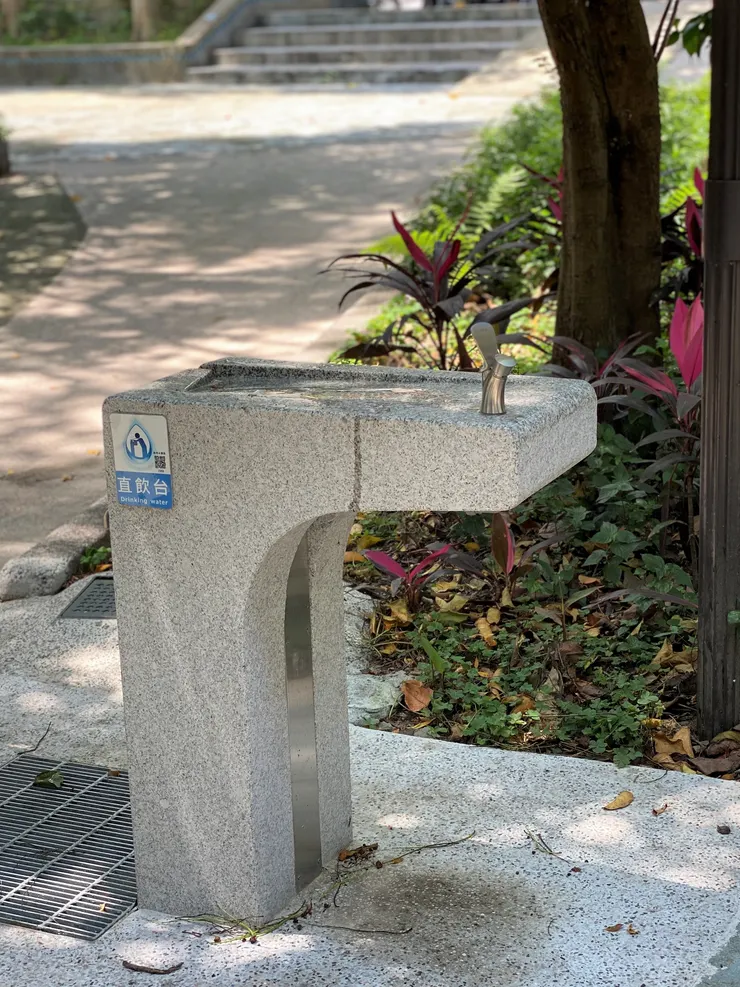 響應全球減塑潮流，台北市在各大公園內設置直飲台，鼓勵民眾減少瓶裝水使用。每座直飲台上貼有 QR Code，可掃描查詢飲水來源與水質等公開資訊。