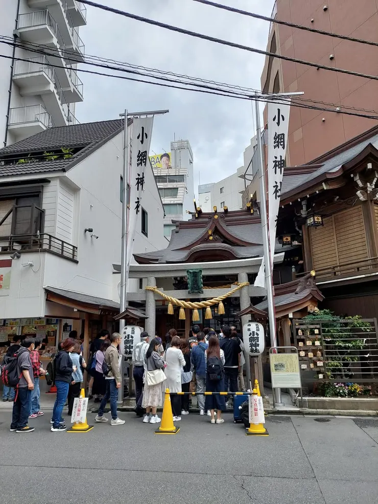 東京證券交易所邊有小網神社跟小兜神社。小網神社是求強運財運的好地方，那次去不只是日本人，好多海外遊客。小兜神社在東京證券交易所後方，祈求財運跟操作順利。兩個神社，我都愛。