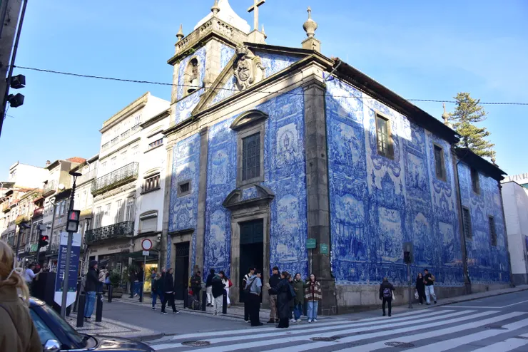 阿瑪斯聖靈教堂，周邊遊客眾多。