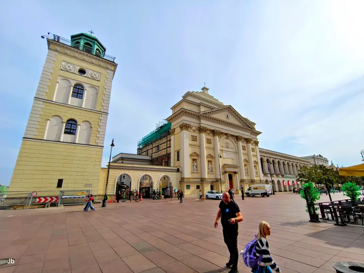 【鄰近城堡廣場的聖安妮教堂（Kościół św. Anny，又稱聖亞納教堂）及其鐘樓。1939年德軍對華沙的大轟炸中，它幸運的只有屋頂輕微受損，但1944年華沙起義時，屋頂遭嚴重破壞，內部裝置也被德軍焚燒一空，好在主結構未受損，1940 至 1970 年代間進行了全面的修復。】