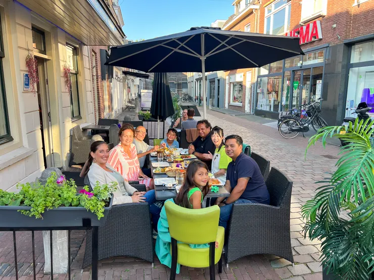 印度+蘇里南料理 ，一個在亞洲， 一個在美洲 ，一點也不近 。怎麼會融合在一起咧？不想這樣多，東西好吃最重要。