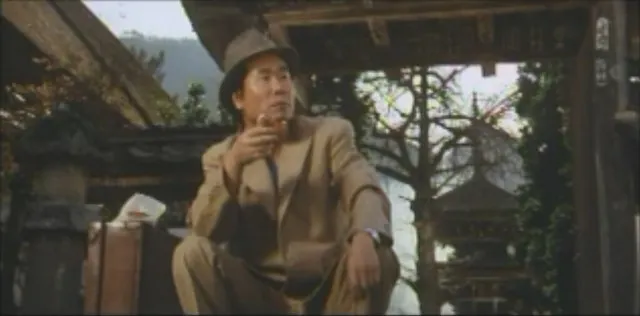 在前山寺山門前吃麵包的阿寅