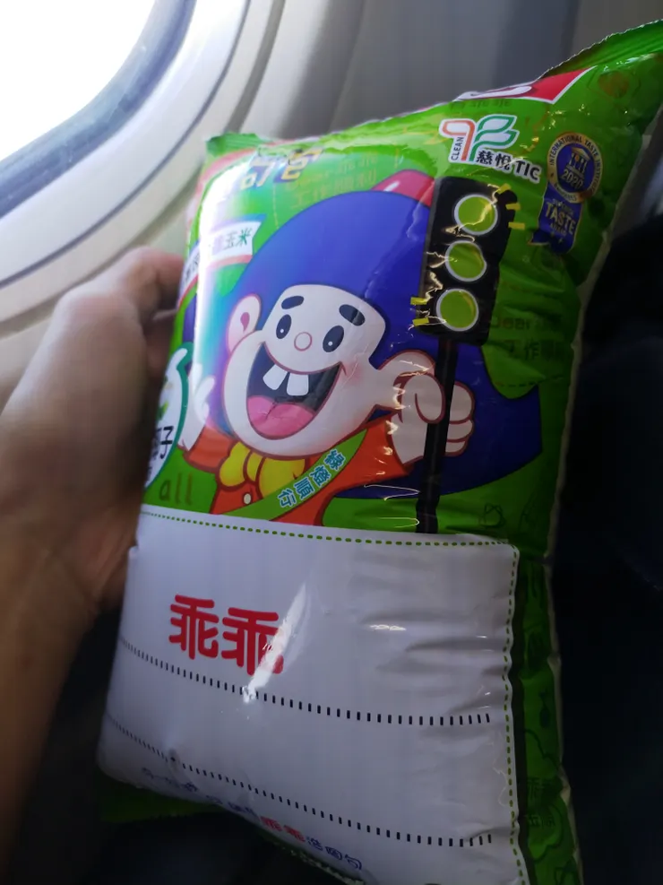 朋友送的餞別禮之一的乖乖成了這副德性。༼⁰o⁰;༽