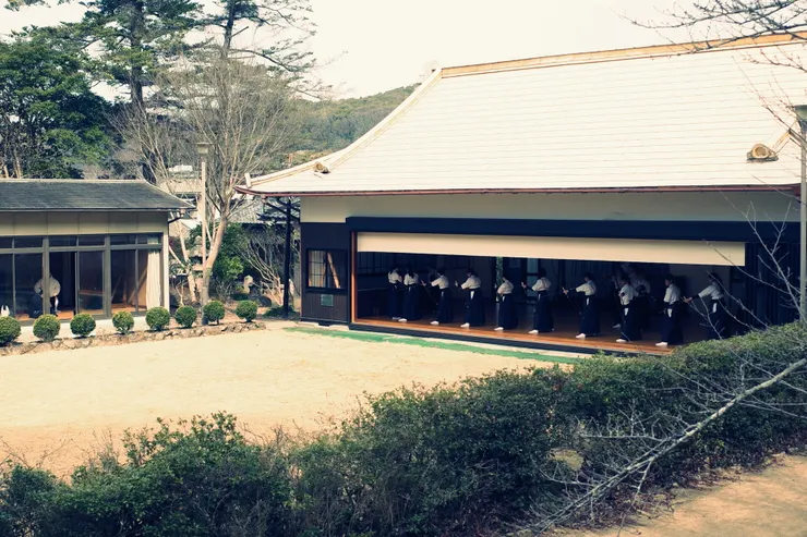 一整列的部員在射箭