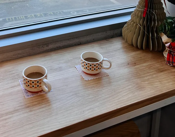 寒冷的天氣，書店準備了溫熱的即溶咖啡，甜甜的好好喝～