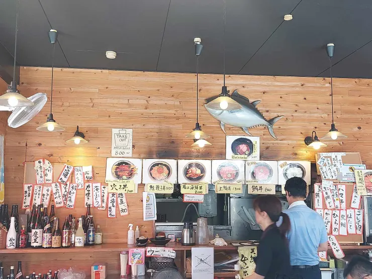 一進去就直接看到櫃檯有許多日本酒，還有鮪魚~