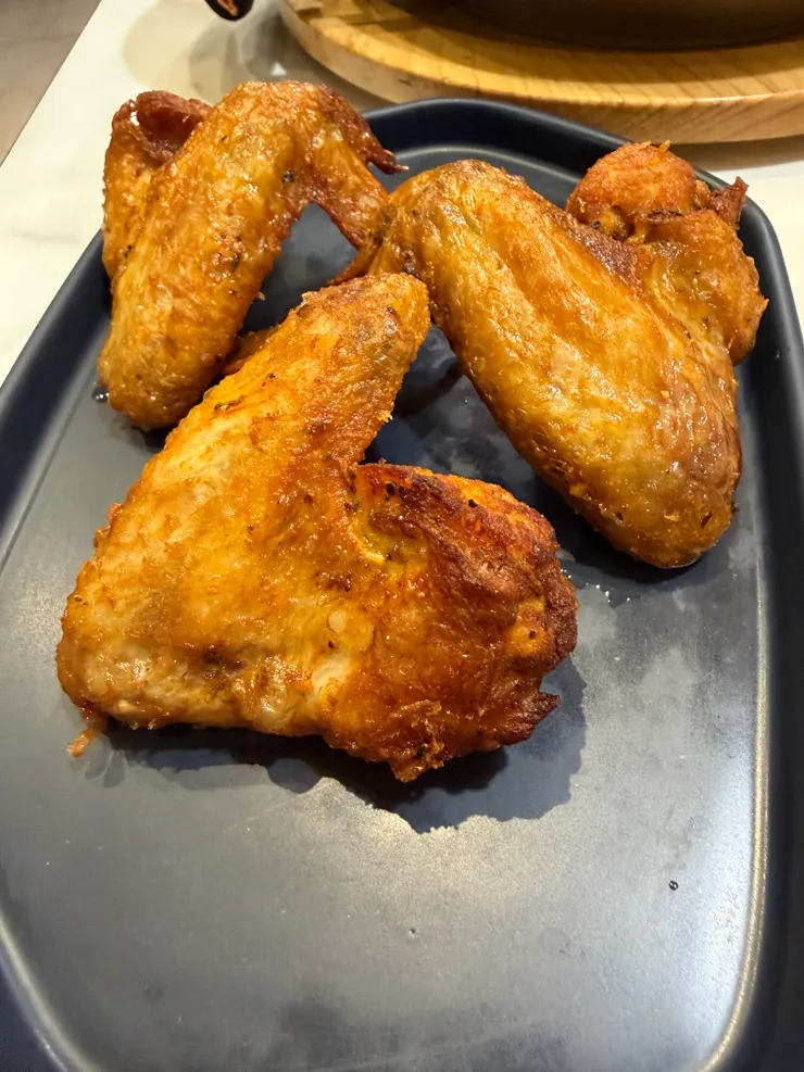 這烹調方式不太能吃;但是好香!那我吃一隻就好😋