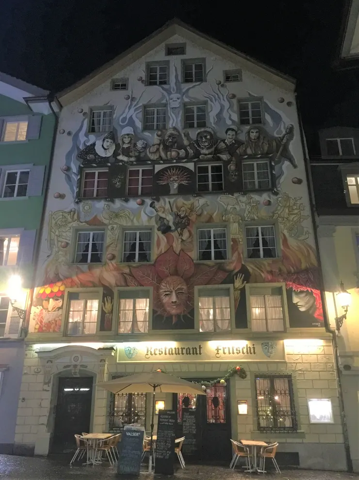 壁畫最上方的白色畫像是「冬日女王」；第二層是傳說中琉森狂歡節的領導人Fritschi 夫婦、他們的孩子、僕從和小丑；以下是狂歡節中跟隨 Fritschi 夫婦一起狂歡的人物和各種造型；最下方的紅色畫像是「春之女神」。