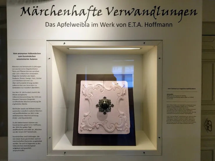 融入霍夫曼童話故事《金罐》中「蘋果酒館」(Apfelweiblas)的原始門把手