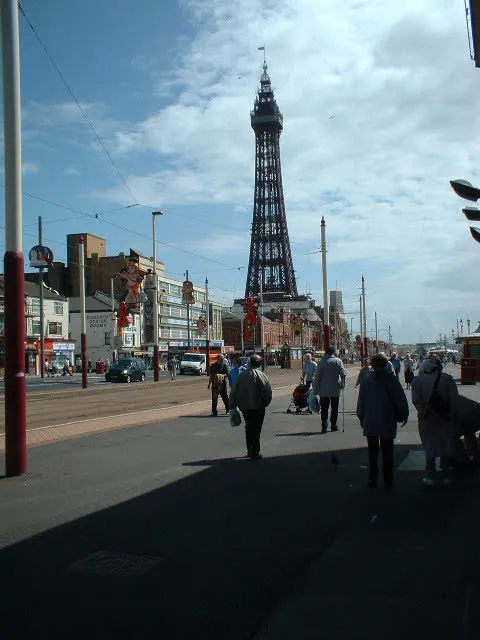 黑池塔的外型跟巴黎鐵塔很像
