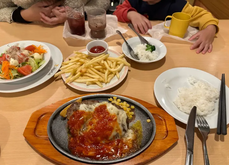 Joyfull的漢堡排和沙拉很不錯，還有薯條可以滿足兒子