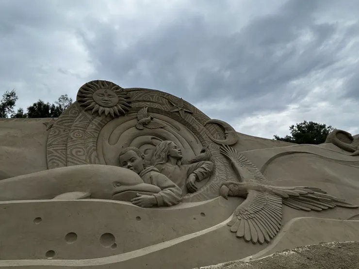 男孩抱著海豚女孩手臂站著一隻鳥