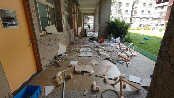 場地佈置成爆炸災難現場、另外也會有音響播放爆炸聲等情境音效