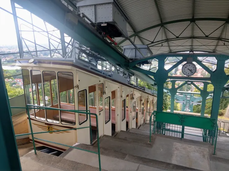 約五分鐘後抵達終點