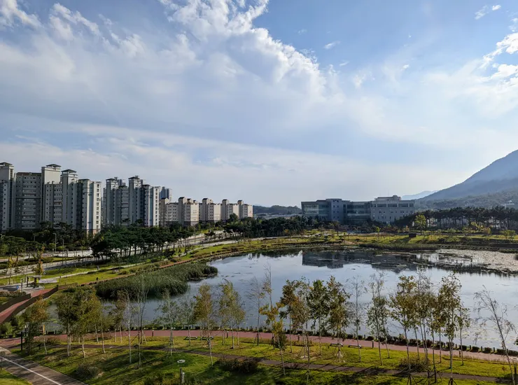 讓我想起母校的心湖和遠雄建設