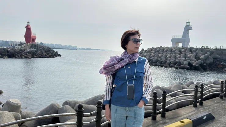 船隻入港右舷紅塔左舷白塔