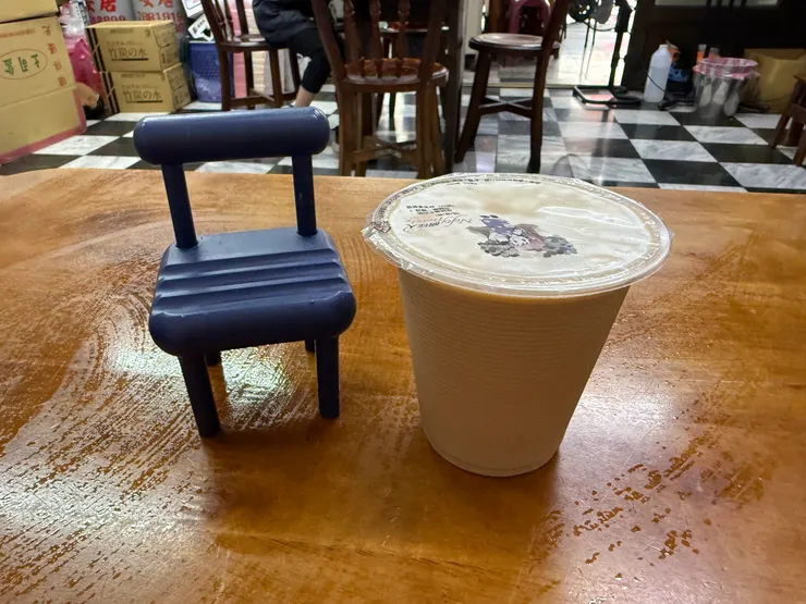 給客人放手機的小椅子跟咖啡牛奶