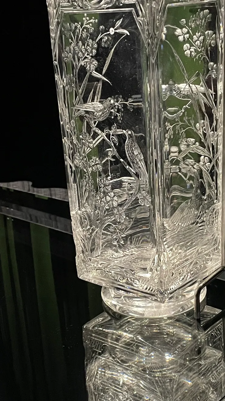 這是裝置藝術博物館典藏的水晶花瓶，這水晶也太透亮了吧