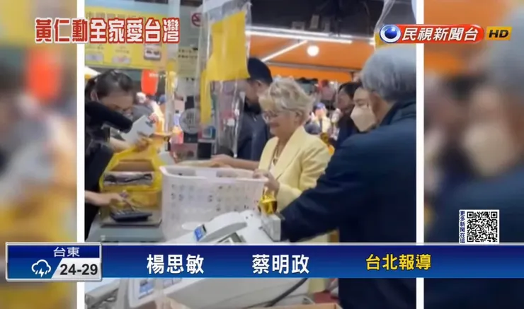 太太的金髮和黃色外套很搭 #暖色系 先生的銀髮和服裝則走 #冷色系