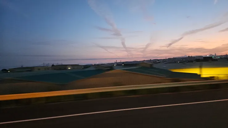 昨天早上交通車行駛在國道上!天空的雲好美好特別!