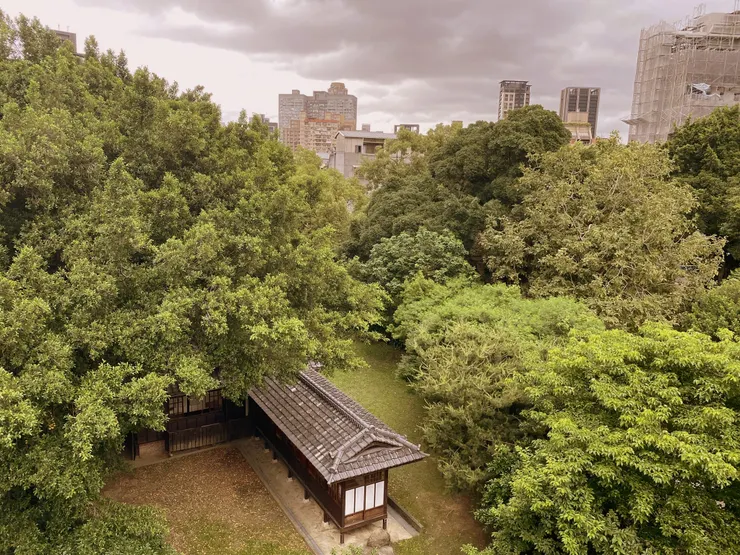 從跨橋平台上眺望紀州庵