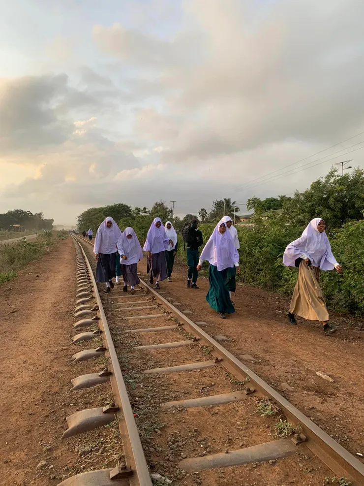 看起來應該是高中女生