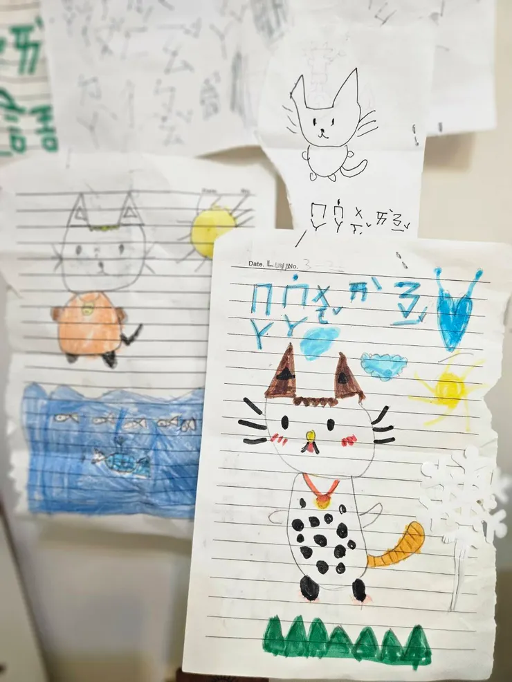 一疊疊皺巴巴的紙張與便利貼，是我這輩子收過最昂貴、也最捨不得丟掉的收藏，牆上抽屜都是她的小告白。