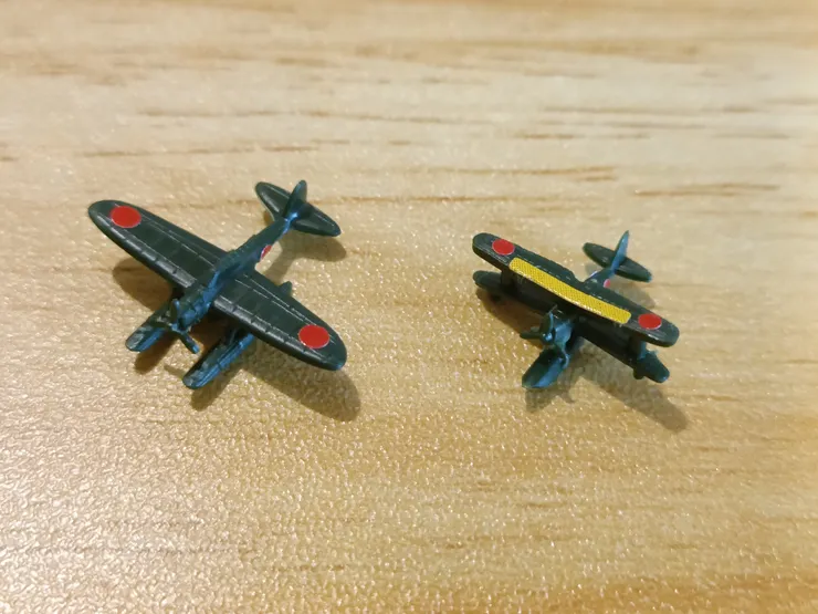 零式三座水上偵察機（左）、零式水上觀測機（右）