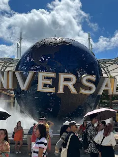 按照月光自己的想像,就是一群人坐著車一直往前進,然後看看聲光特效之後就回來。沒想到事情沒有想像中那麼簡單,說是不用在戶外曝曬,但這跟雲霄飛車沒有什麼太大的差別,一整個被甩來甩去,還從高處俯衝而下,實在是驚嚇度爆表!