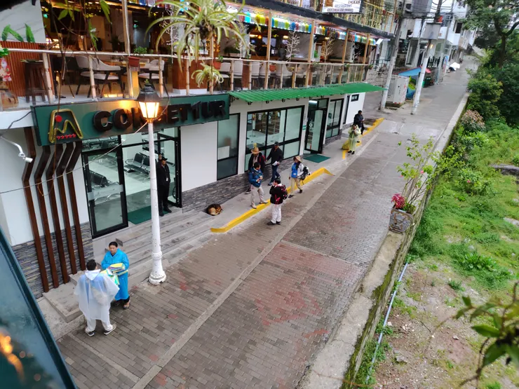 人都躲到橋下去了