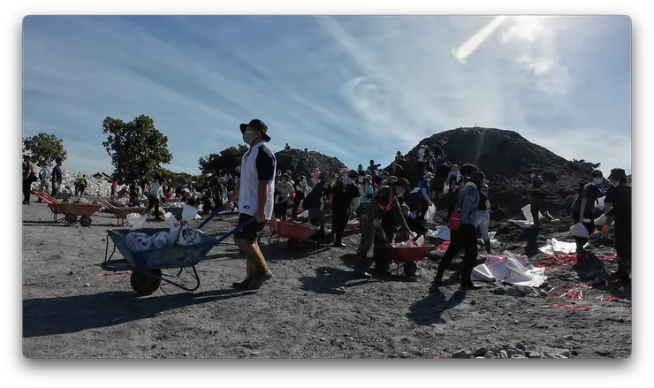 保安寺製作防颱沙包的志工