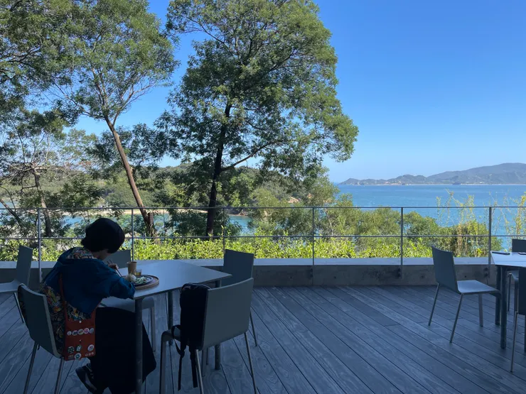 直島新美術館的咖啡廳,人還蠻多的