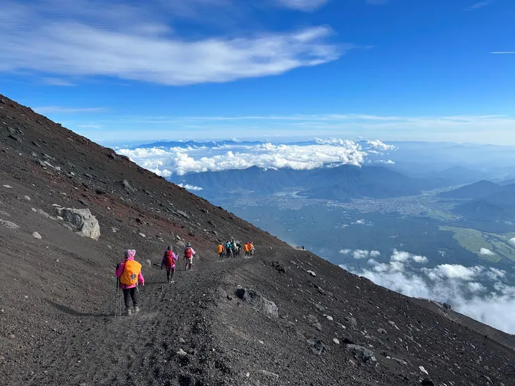 中午吃過午餐出發，一路山下湖景相伴