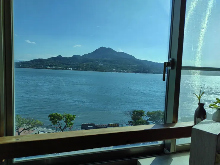 淡水中正小作所與觀音山相望。