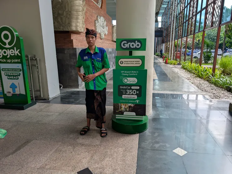 現場有人幫忙叫車