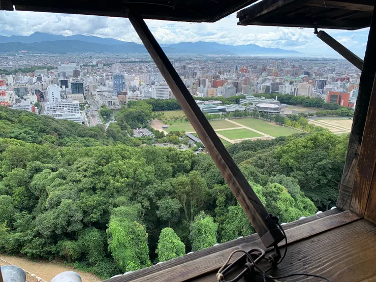 這扇也不錯，能看到一點點海景。