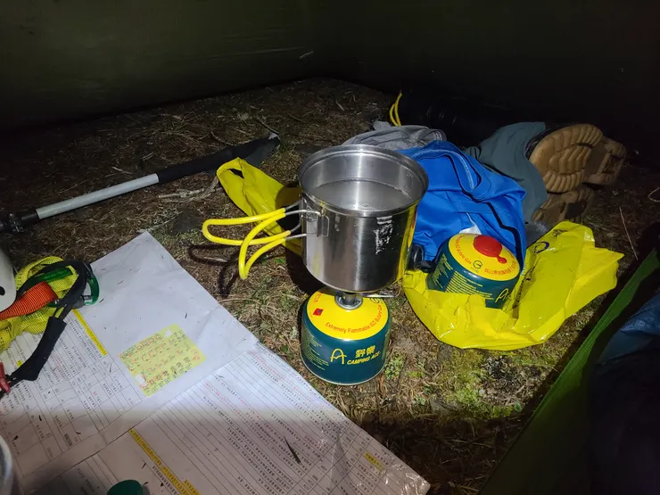 好冷好冷，在帳內炊煮不想出去