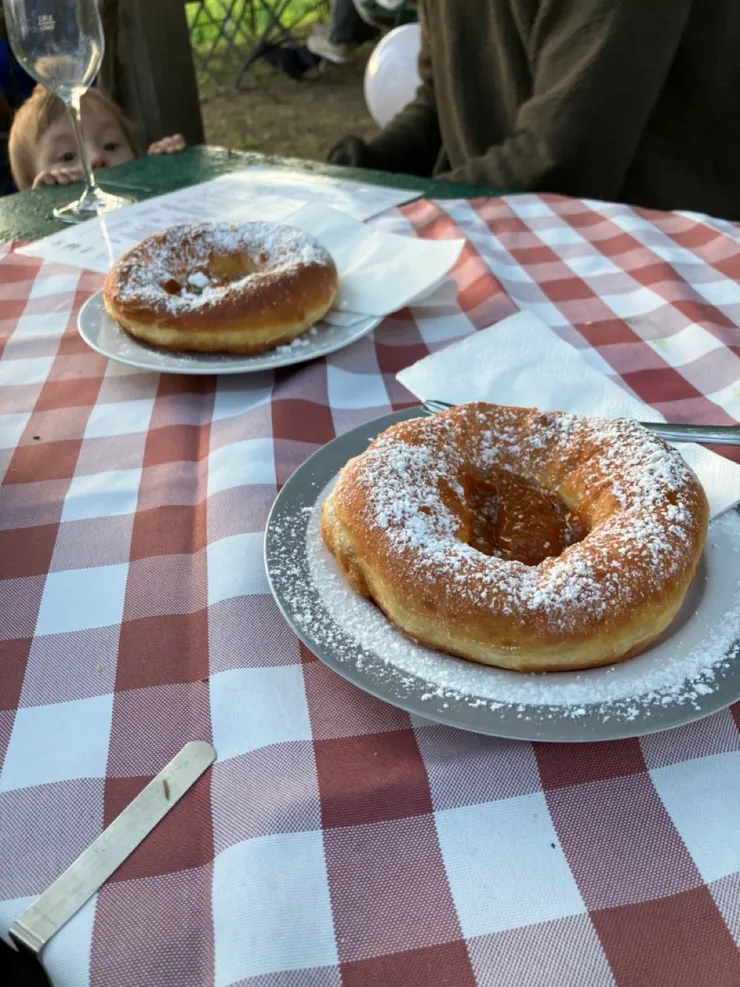 很想吃甜點的小朋友