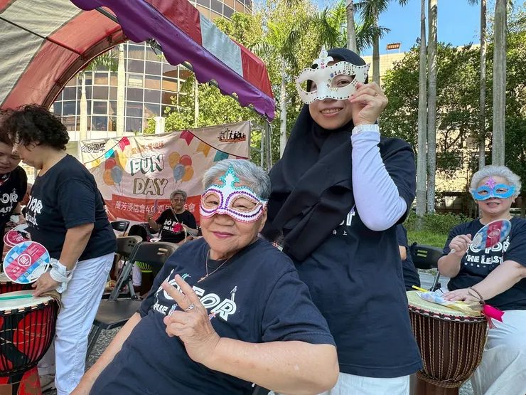 (圖說:93歲的鄭奶奶開心擊鼓唱歌讚美神。照片提供/連祈生牧師)