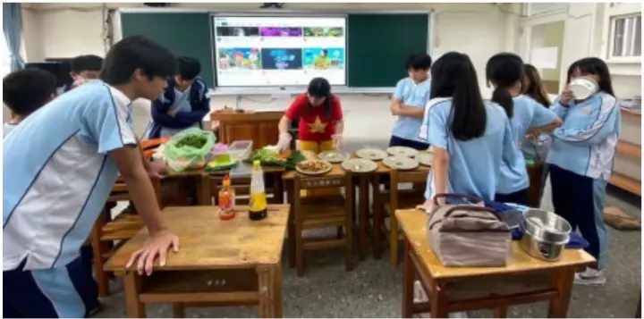 范美幸老師(圖中央)在學校製作越南美食進行教學 圖/范美幸 Facebook