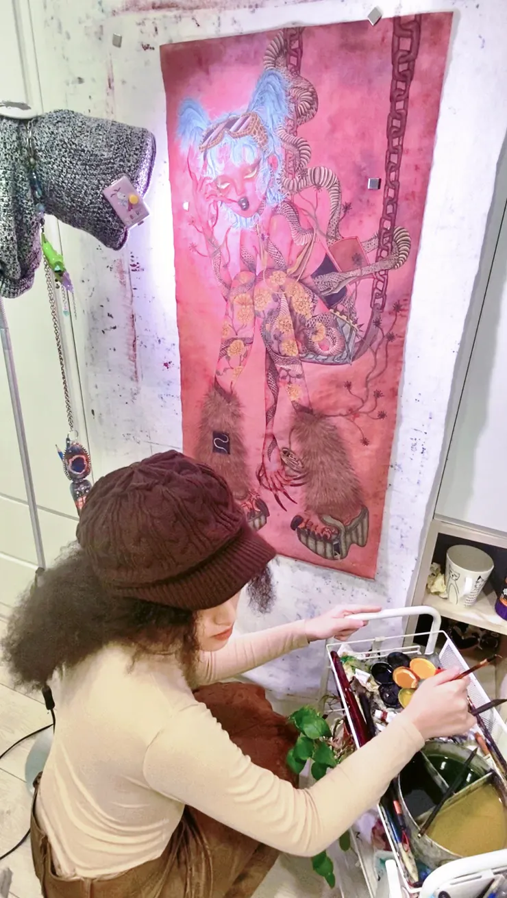 河麗在亂房間畫畫