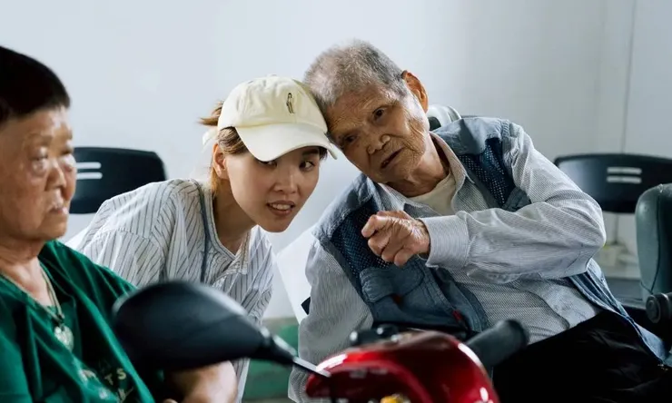 導演許雅婷(中)與院民交流