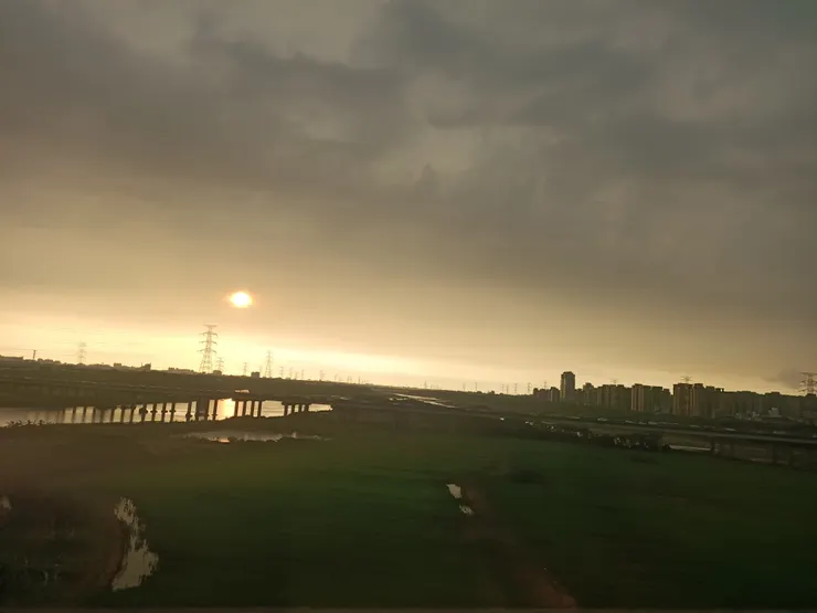 車上拍的夕陽，很美啊！