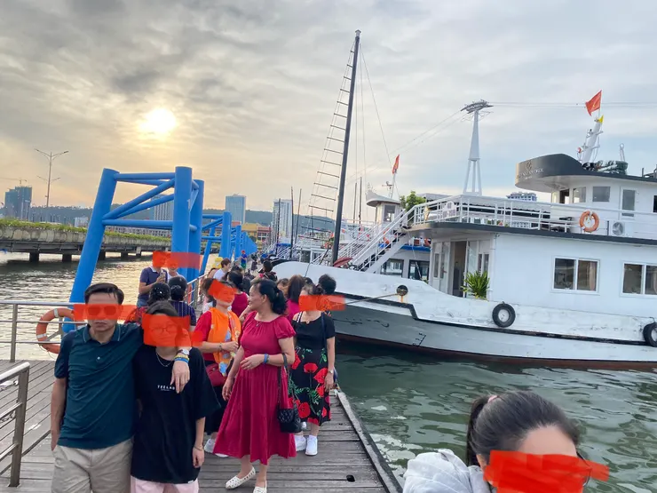 盛裝準備上船用餐的當地人