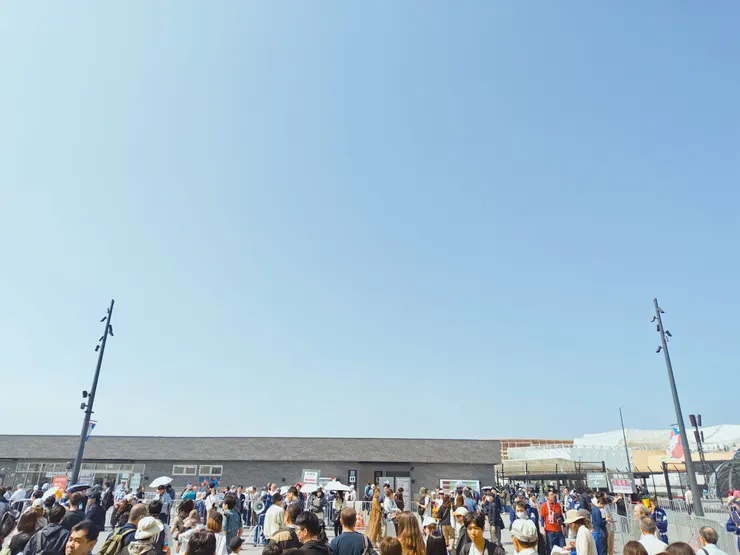 往東側閘口前進