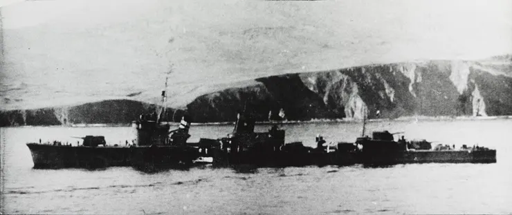 1942年夏天，日軍佔領基斯卡島期間，阿留申群島基斯卡島的曉號驅逐艦